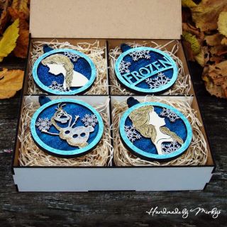 Originální ručně vyráběné vánoční ozdoby s motivy Frozen – Elsa, Anna, Olaf a logo filmu. Třpytivé dekorace pro kouzelnou...