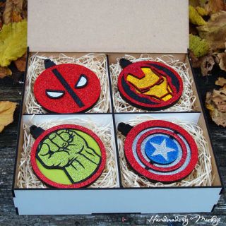 Sada 9 ručně vyráběných vánočních ozdob s 3D zimními motivy – sněhuláci, domečky, sobi a stromy. Kouzelná dekorace s...