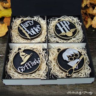 Originální ručně vyráběné vánoční ozdoby s motivy Harryho Pottera – Relikvie smrti, Moudrý klobouk, Zlatonka a brýle s...