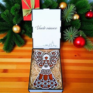Tento ručně vyráběný dřevěný andílek vypadá jako voňavý perníček. Jemné kontury, bílé zdobení a elegantní balení v dárkové...
