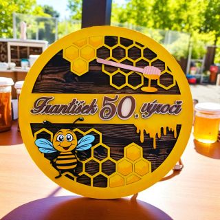 Františkovi k padesátce, zadání bylo "dej tam veselou včelku" má jí tam 😄 #darky #darkovebaleni #krabicenamiru...