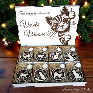 🎄 Kočičí Vánoce pokračují! Elegantní dárkový box s osmi kulatými dřevěnými ozdobami – každá s jinou kočičí siluetou a...