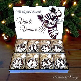 🎄 Kočičí Vánoce jsou tady! Originální dárkový box s osmi dřevěnými ozdobami – každá s jinou kočičí siluetou. Ručně...